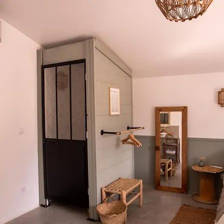 Alojamento de Acomodação e Pequeno-almoço Bessire Chambres&table D'hôtes Belflou